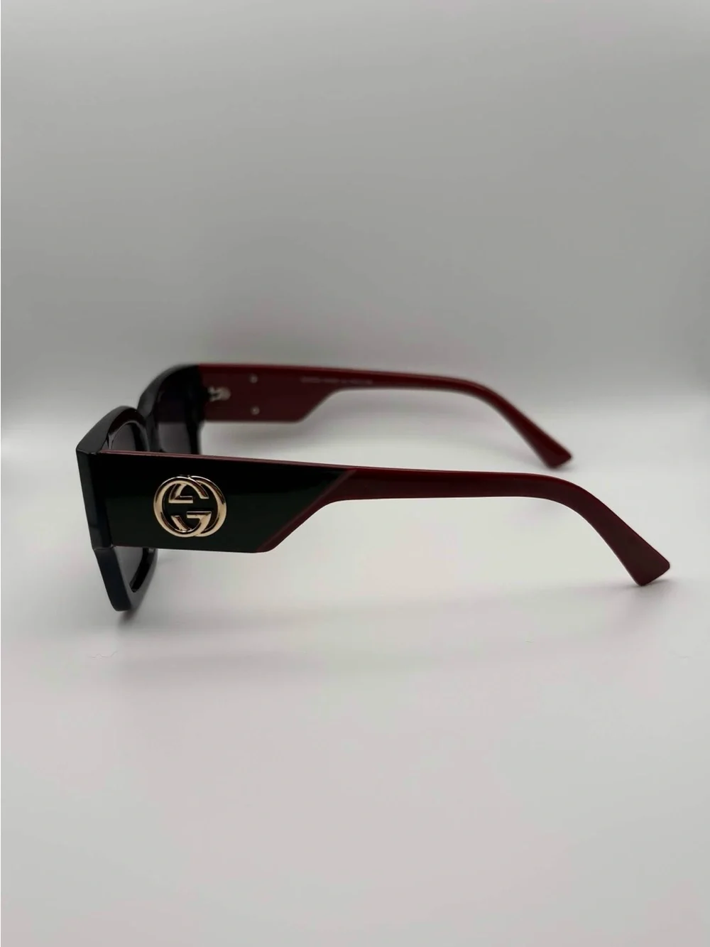 Gucci Black Front Red Temples Sunglasses with Gold GG Excellent Condition